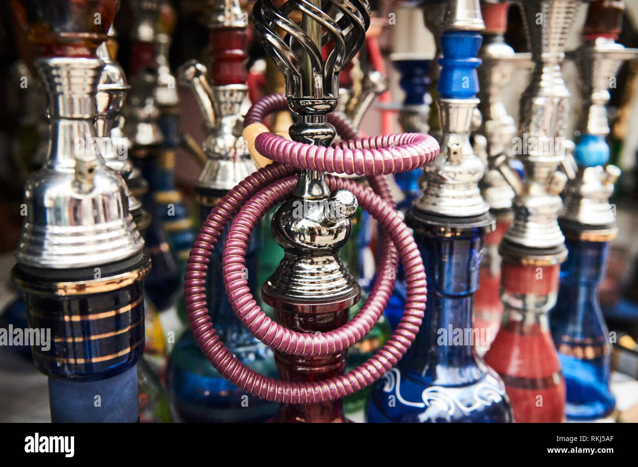 Wasserpfeifen rauchen Apple aromatisierte Tabak für den Verkauf in der Medina Souk von Essaouira verwendet Stockfoto