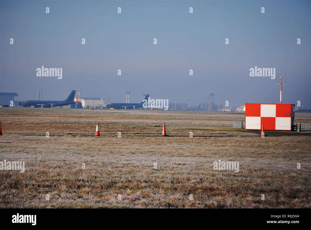 Mildenhall airbase An einem frostigen Morgen, mit 2 KC 135 s in der Ferne auf Hardstanding. Stockfoto