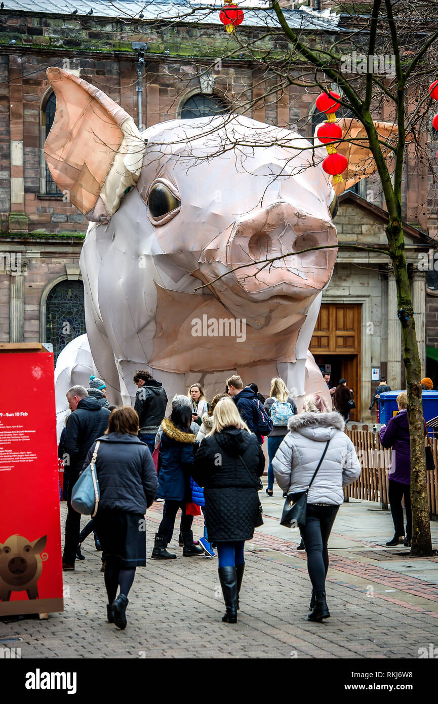 Chinesische Neujahrsfest in Manchester, UK. Das chinesische Jahr des Schweins wurde gefeiert mit einem riesigen Ferkel in St Anne's Platz in der Stadt. Stockfoto