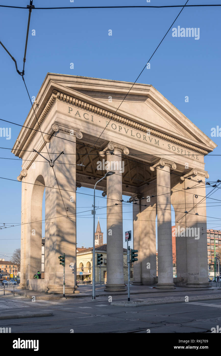 Gefederte web der elektrischen Kabel an Porta Ticinese monumentalen Eingang zum Stadtzentrum, im Winter Licht in Mailand, Lombardei, Italien geschossen Stockfoto