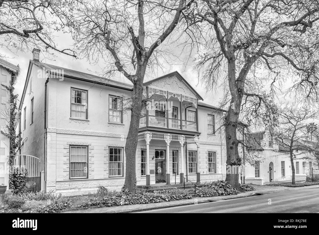 Stellenbosch, Südafrika, 16. AUGUST 2018: Historische Gebäude in Dorp Street in Stellenbosch in der Western Cape Provinz. Schwarzweiß Stockfoto