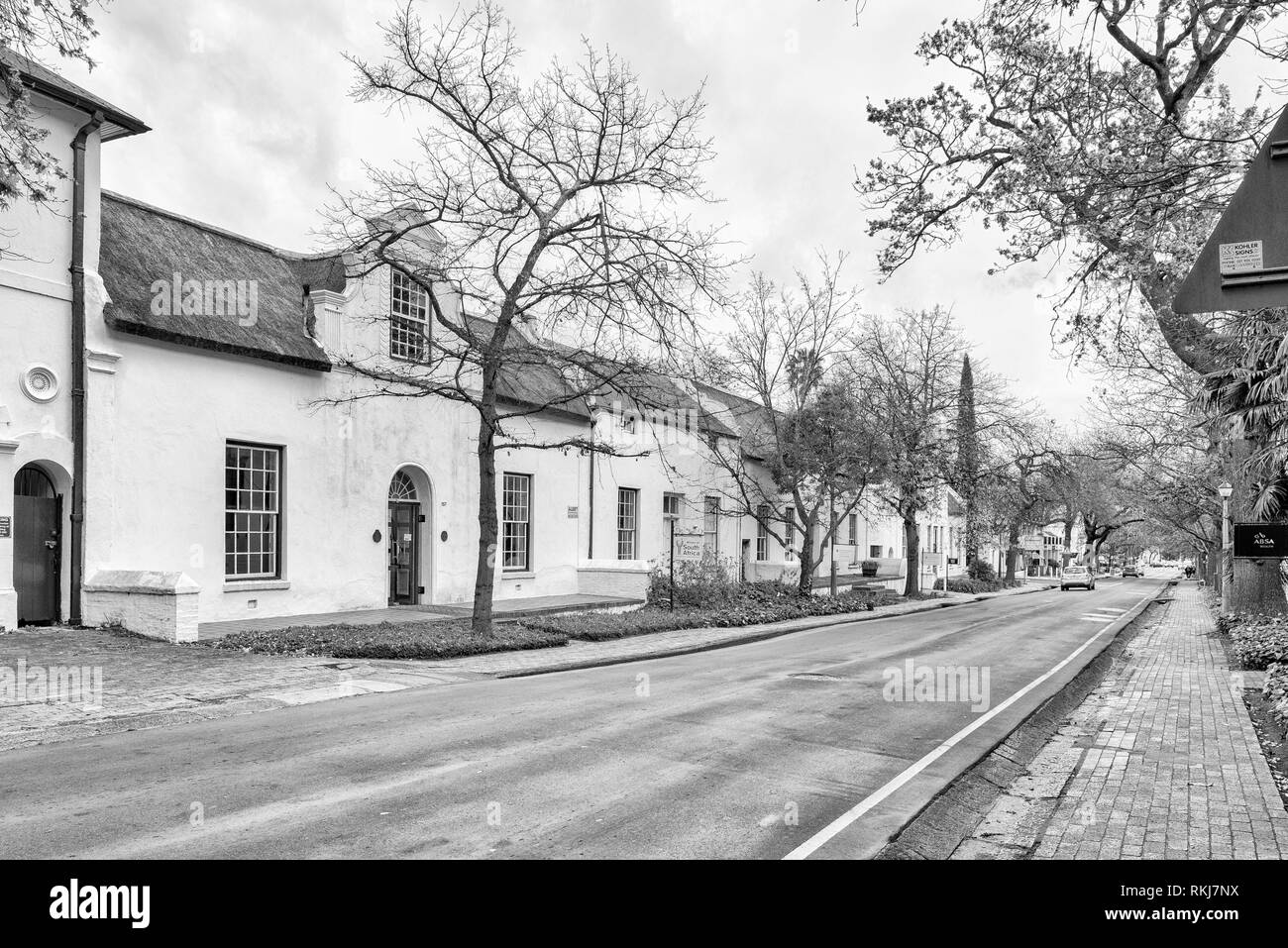 Stellenbosch, Südafrika, 16. AUGUST 2018: Historische Gebäude in Dorp Street in Stellenbosch in der Western Cape Provinz. Fahrzeuge sichtbar sind. Mon Stockfoto