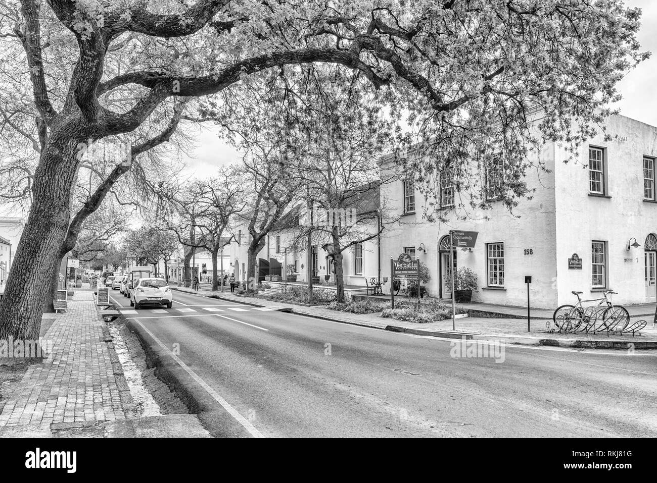 Stellenbosch, Südafrika, 16. AUGUST 2018: Historische Gebäude in Dorp Street in Stellenbosch in der Western Cape Provinz. Ein Buch Shop und Fahrzeuge Stockfoto
