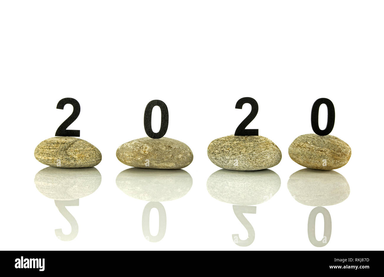 Auflösung der neuen Jahre 2020 Konzept, Holz- jahr Anzahl auf den Steinen auf weißem Hintergrund mit Reflexion und kopieren Raum isoliert Stockfoto