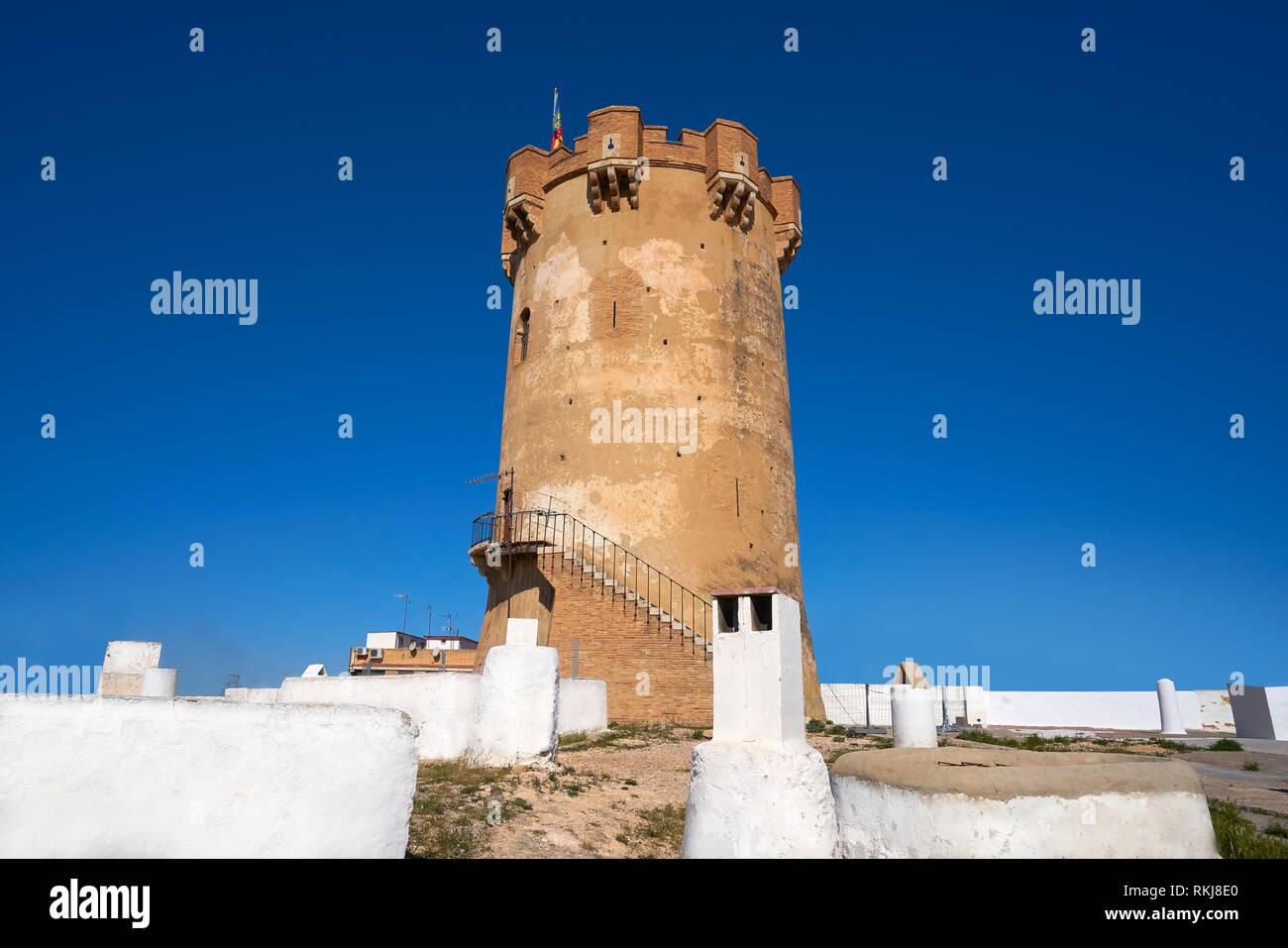 Paterna Turm in Valencia und Schornsteine der unterirdischen Höhle Häuser. Stockfoto