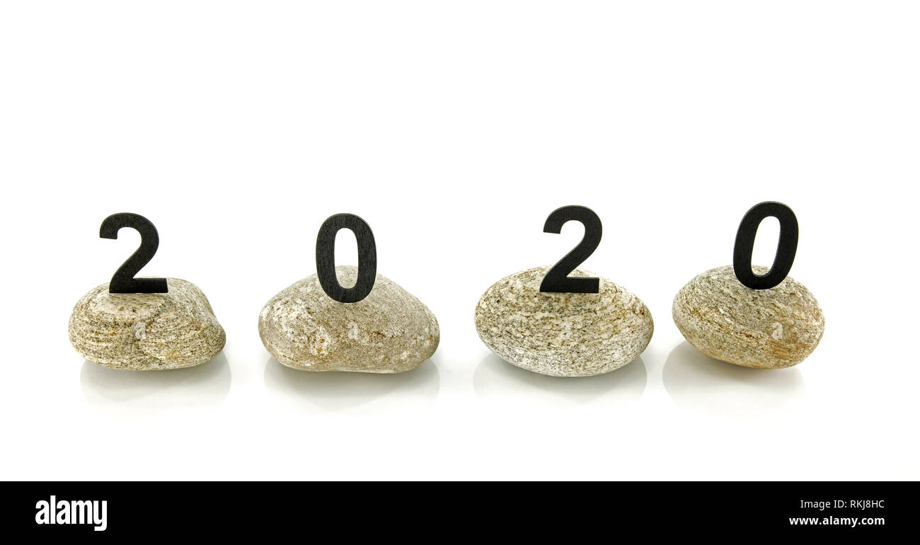 Auflösung der neuen Jahre 2020 Konzept, Holz- jahr Anzahl auf den Steinen auf weißem Hintergrund mit Reflexion und kopieren Raum isoliert Stockfoto