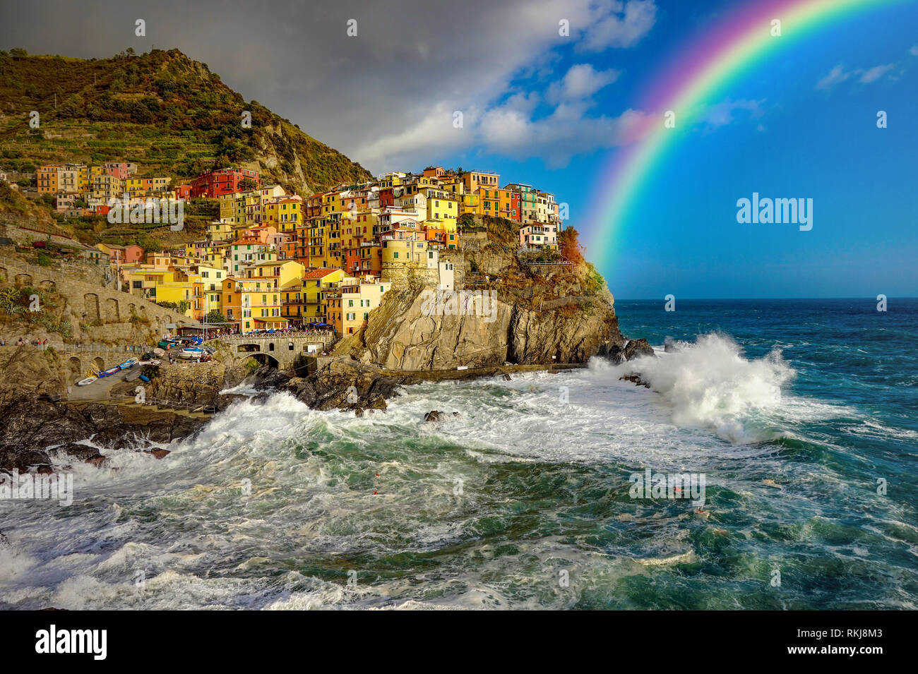 Schönen italienischen Küste Cinque Terre Manarola mit Regenbogen Sunny und bewölkter Himmel Stockfoto