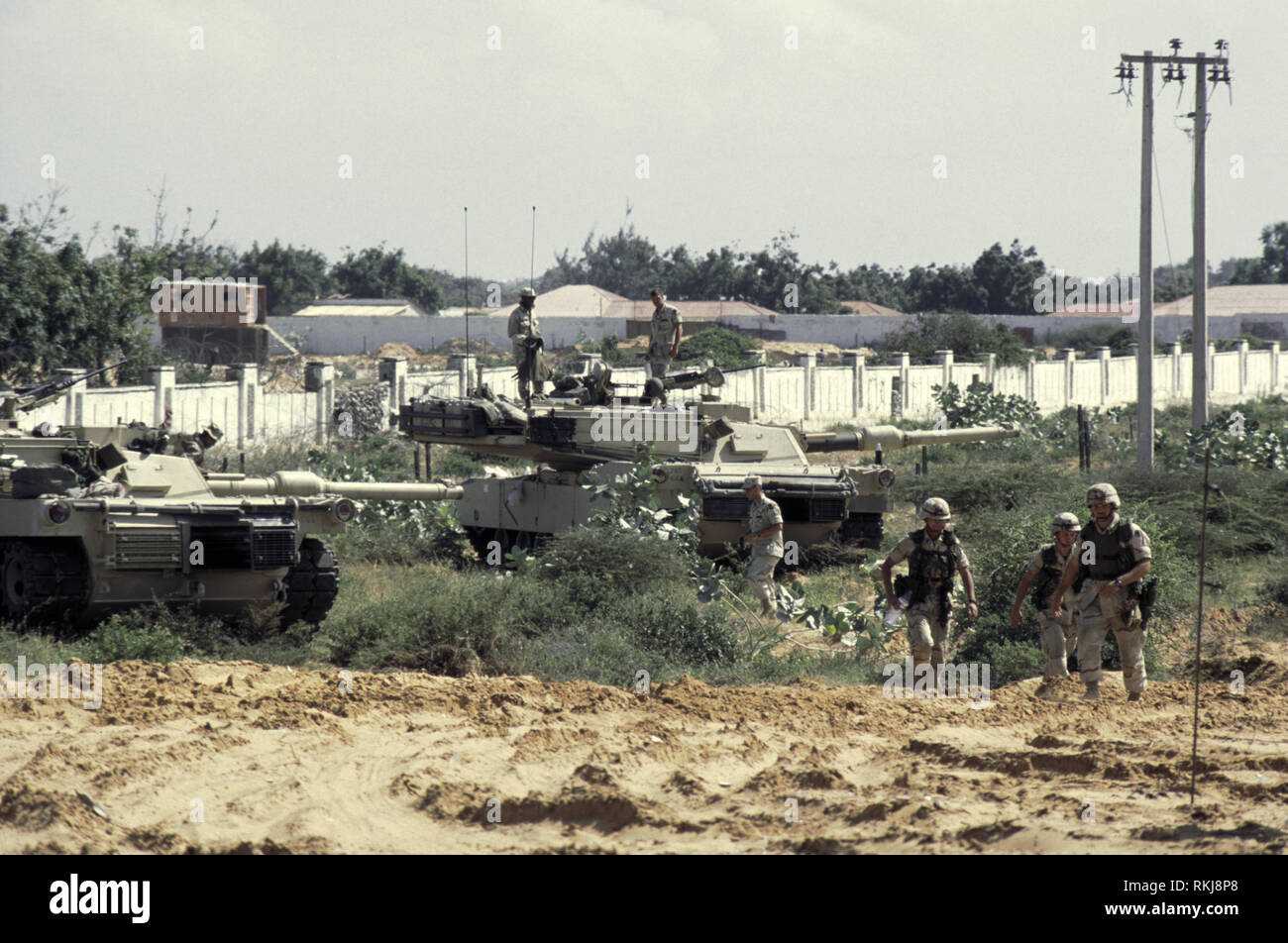 16. Oktober 1993 U.S. Army M1A1 Abrams Panzer der 24. Infanterie Division, 1.BATAILLON der 64th Armored Regiment bei unosom Hauptsitz in Mogadischu, Somalia. Stockfoto