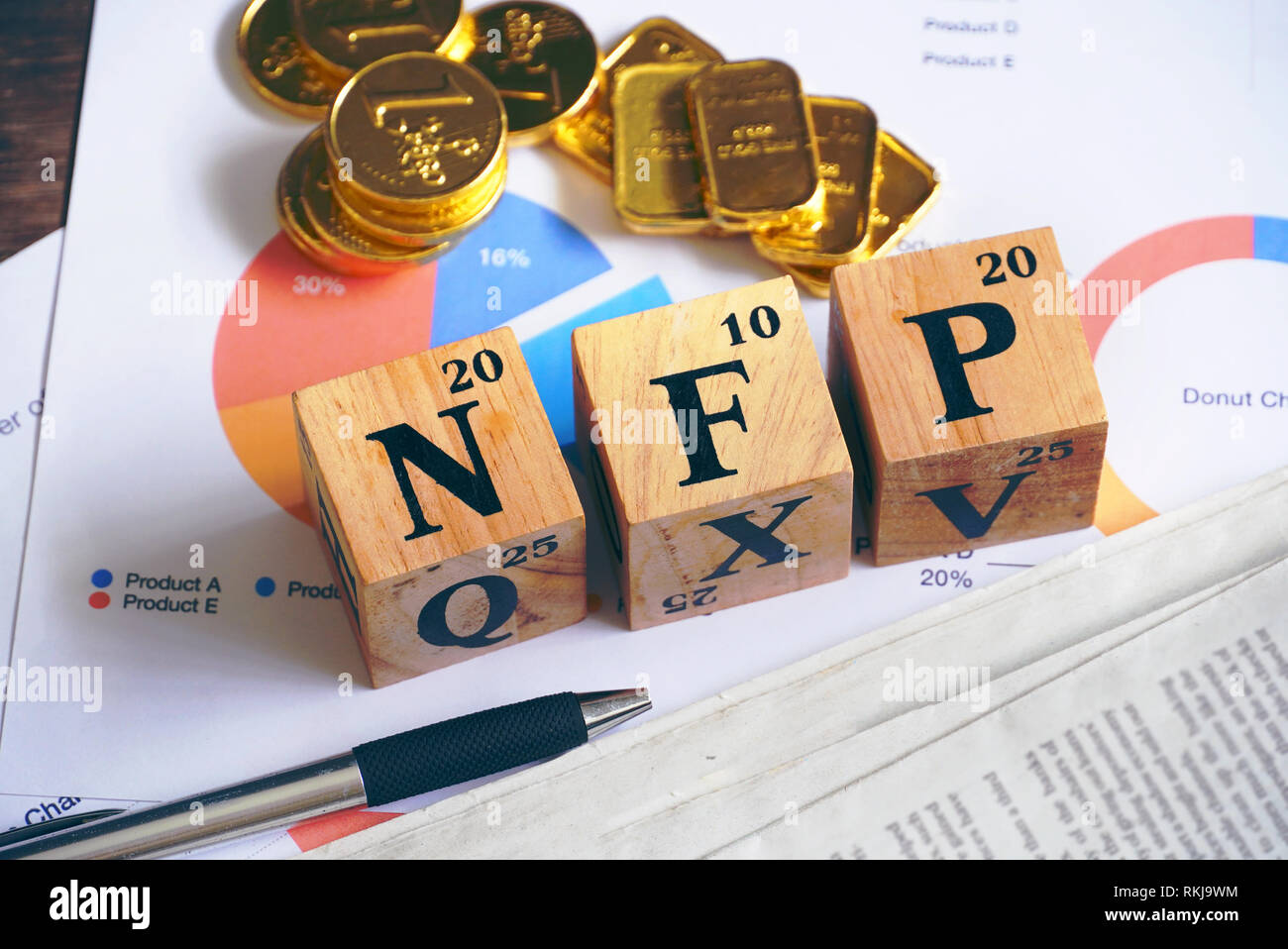 Text "Nfp" auf Holz Würfel mit Gold Bar und die Zeitung auf dem Tisch, wirtschaftliche Daten Konzept Stockfoto