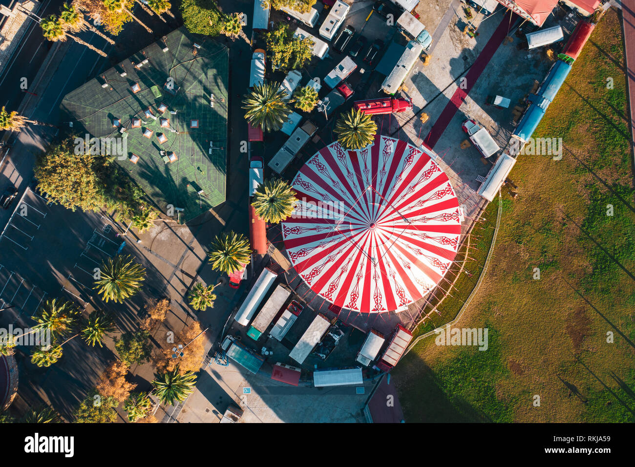 Antenne; drone Blick auf helle runde Kuppel der Straße Zirkus chapiteau; warme morgen Licht auf dem Dach des Wanderzirkus; Attraktionen für Touristen und Stockfoto