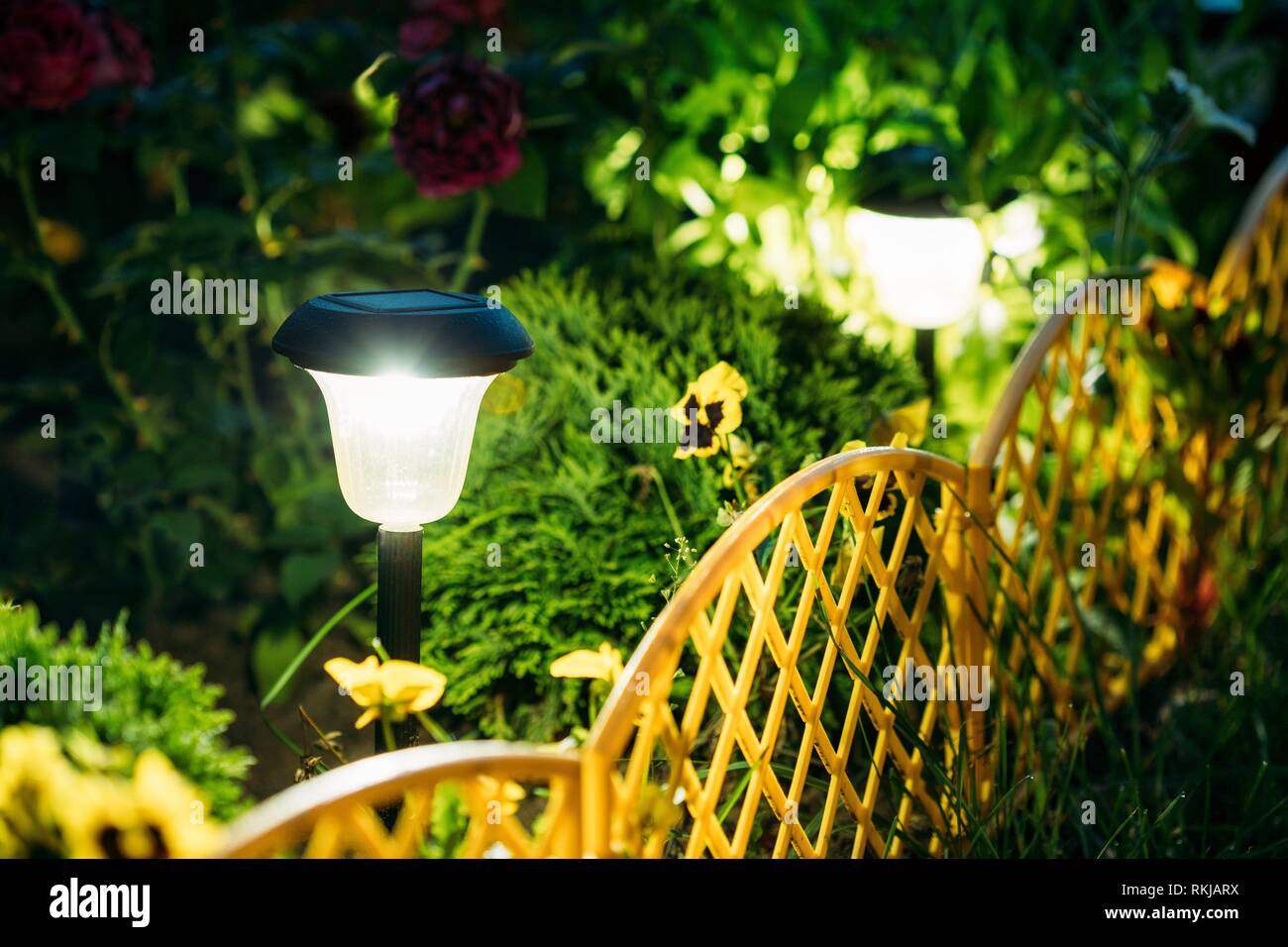Dekorative Kleine Solar Garten Leuchte Laternen In Blumenbeet In Grunem Laub Garten Design Solar Lampe Stockfotografie Alamy