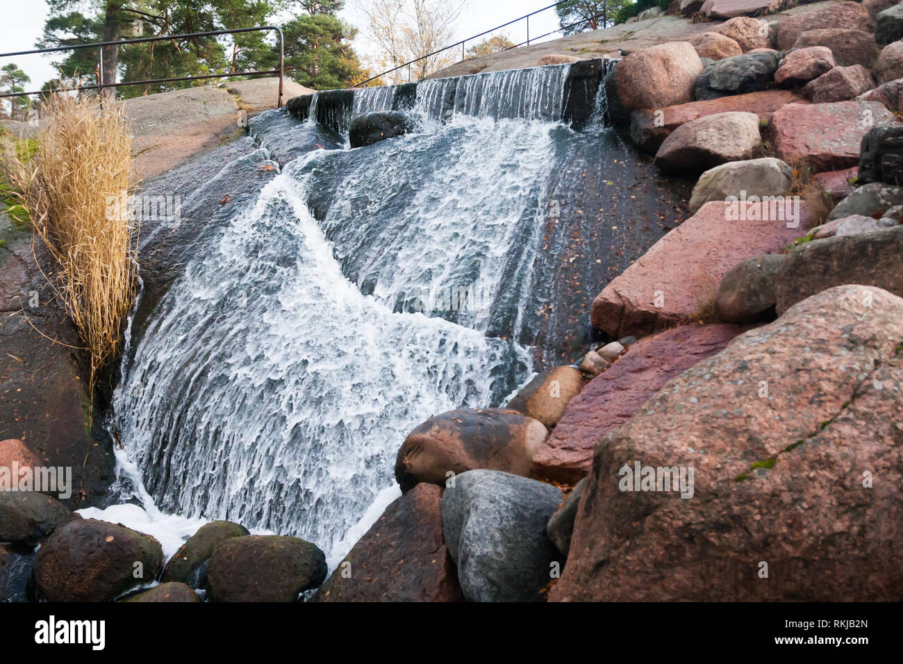 Wasserfall Kaskadierung über Felsen in Sapokka Landschaftsgestaltung park Kotka, Finnland. Stockfoto