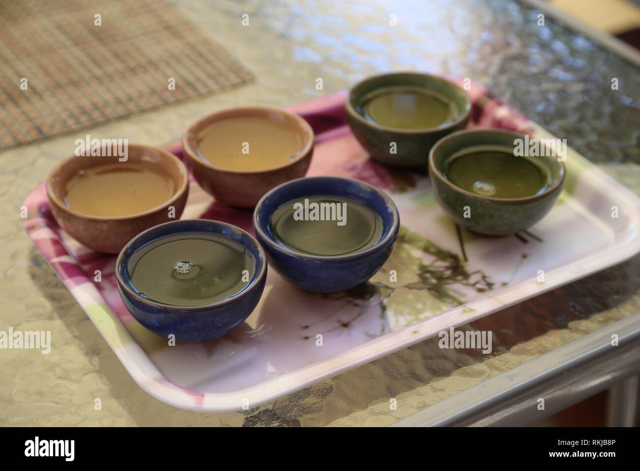 Traditionelle chinesische Teezeremonie auf dem Tisch Stockfoto