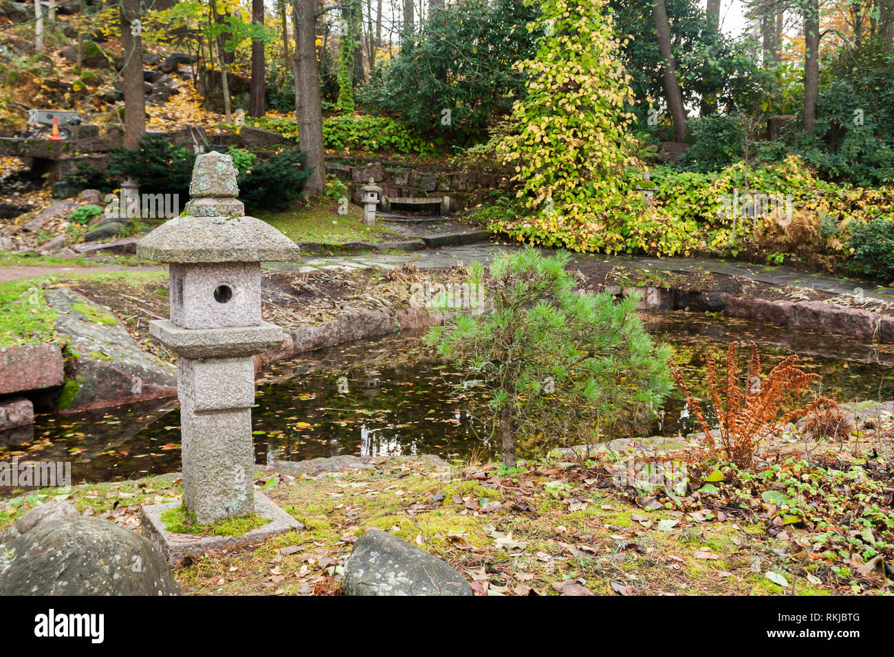 Japanische Steinlaternen in Sapokka Park in Kotka, Finnland. Stockfoto