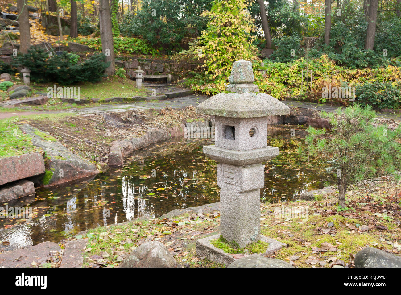 Japanische Steinlaternen in Sapokka Park in Kotka, Finnland. Stockfoto