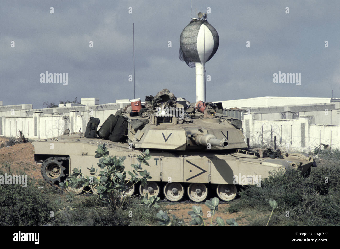 16. Oktober 1993 ein U.S. Army M1A1 Abrams Panzer der 24 Infanterie Division, 1.BATAILLON der 64th Armored Regiment bei unosom Hauptsitz in Mogadischu, Somalia. Stockfoto
