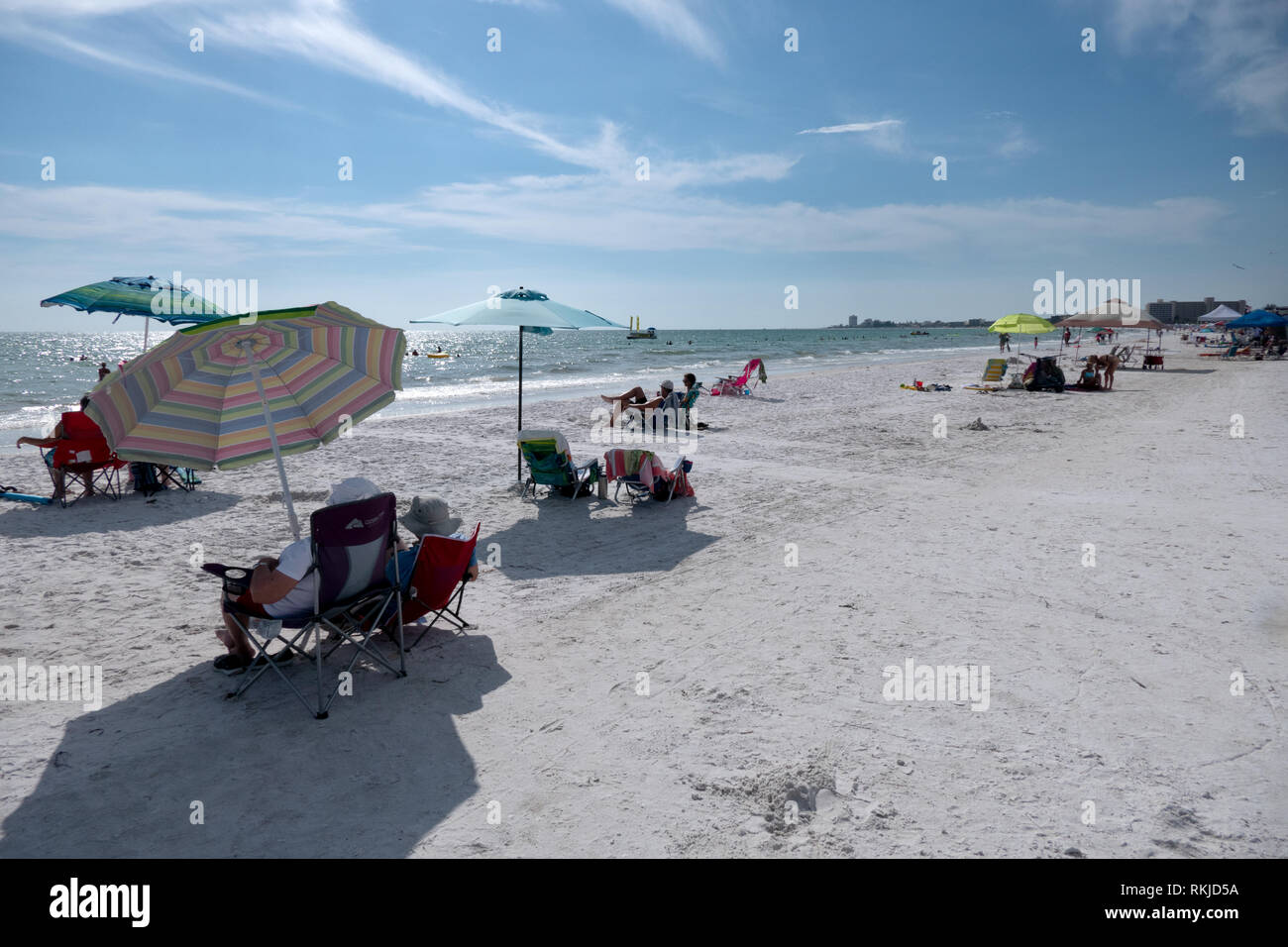 Menschen Entspannung im Urlaub auf Siesta Key Beach in Sarasota, Florida, USA. Touristen in den Sommerferien in der Nähe des Meeres. Amerikanische Landschaft und Recreatio Stockfoto