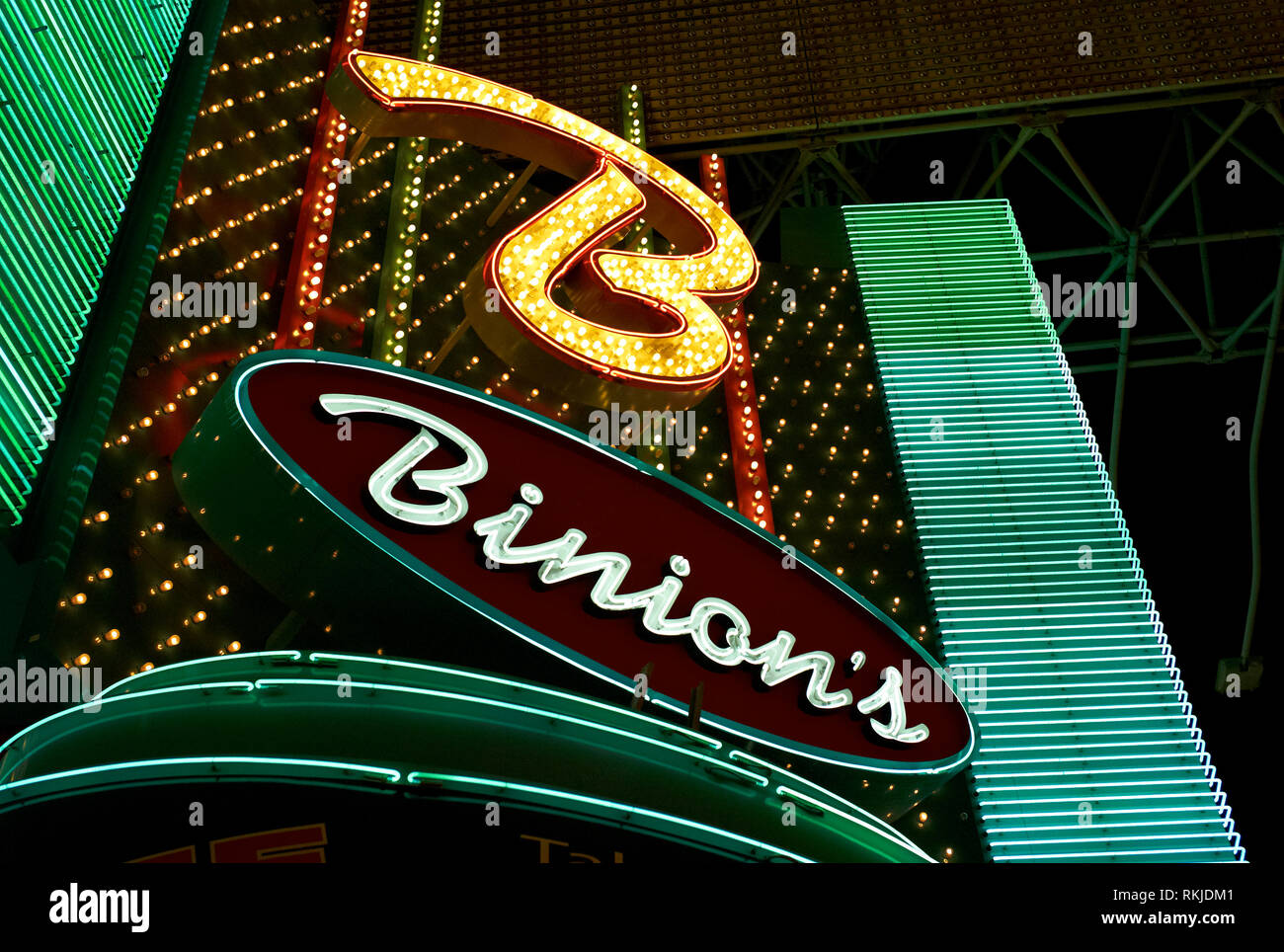Las Vegas, Nevada - 06.Juli 2009: Das Neonschild beleuchtet über dem Eingang des Binion's Horseshoe Casino in der weltberühmten Freemont Street. Stockfoto