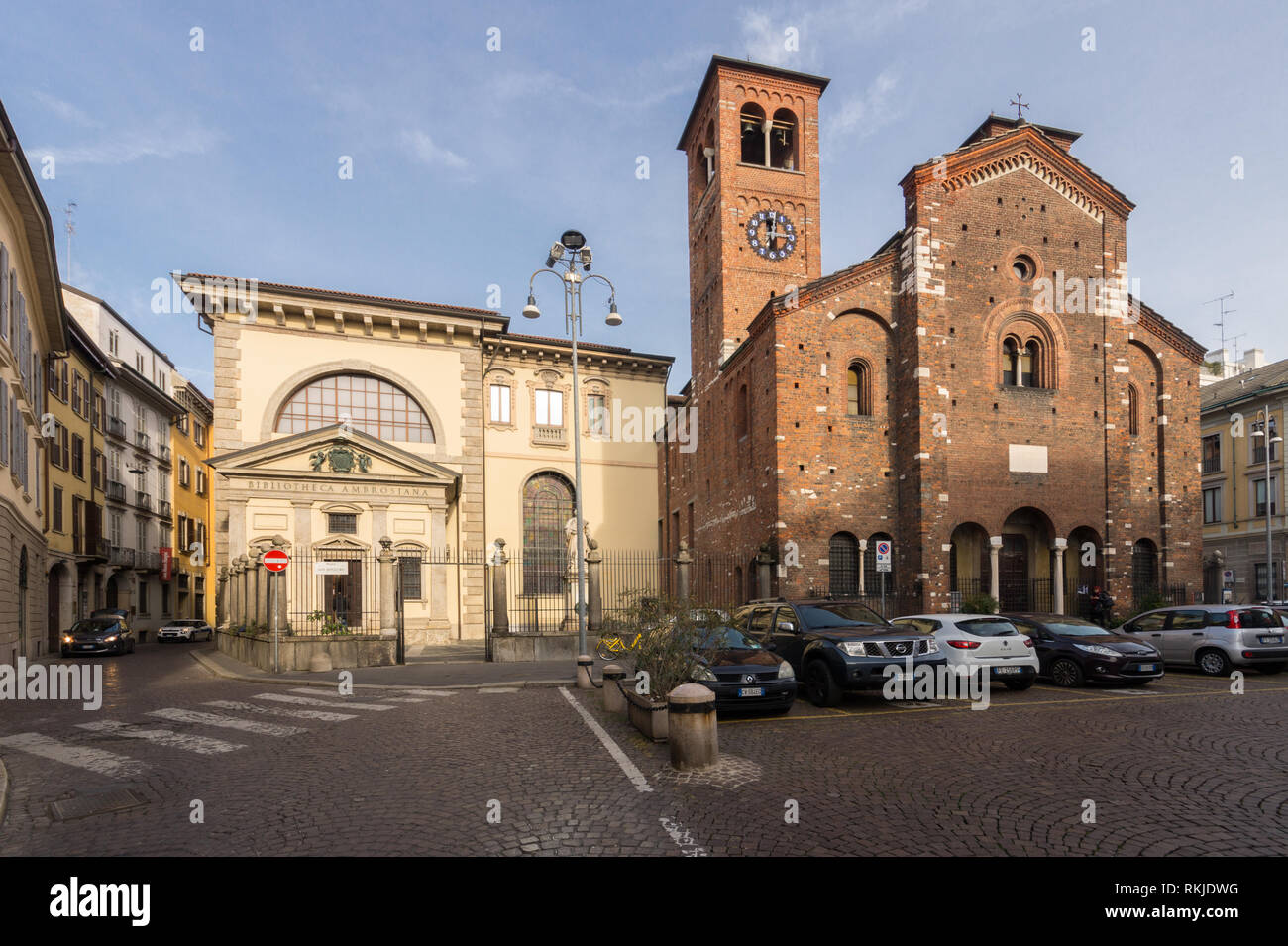 Biblioteca & Pinacoteca Ambrosiana Galerie Mailand, Fassade an der Piazza San Sepolcro Platz mit der Kirche von San Sepolcro Stockfoto