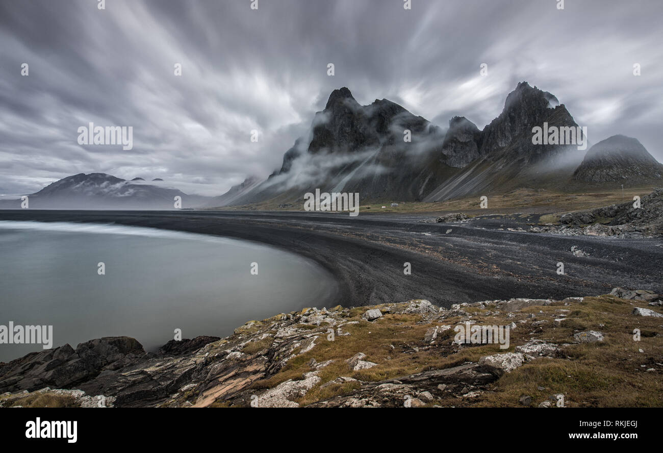 Eystrahorn Bergkette mit Cloud und die Küste an der Ostküste von Island. Stockfoto