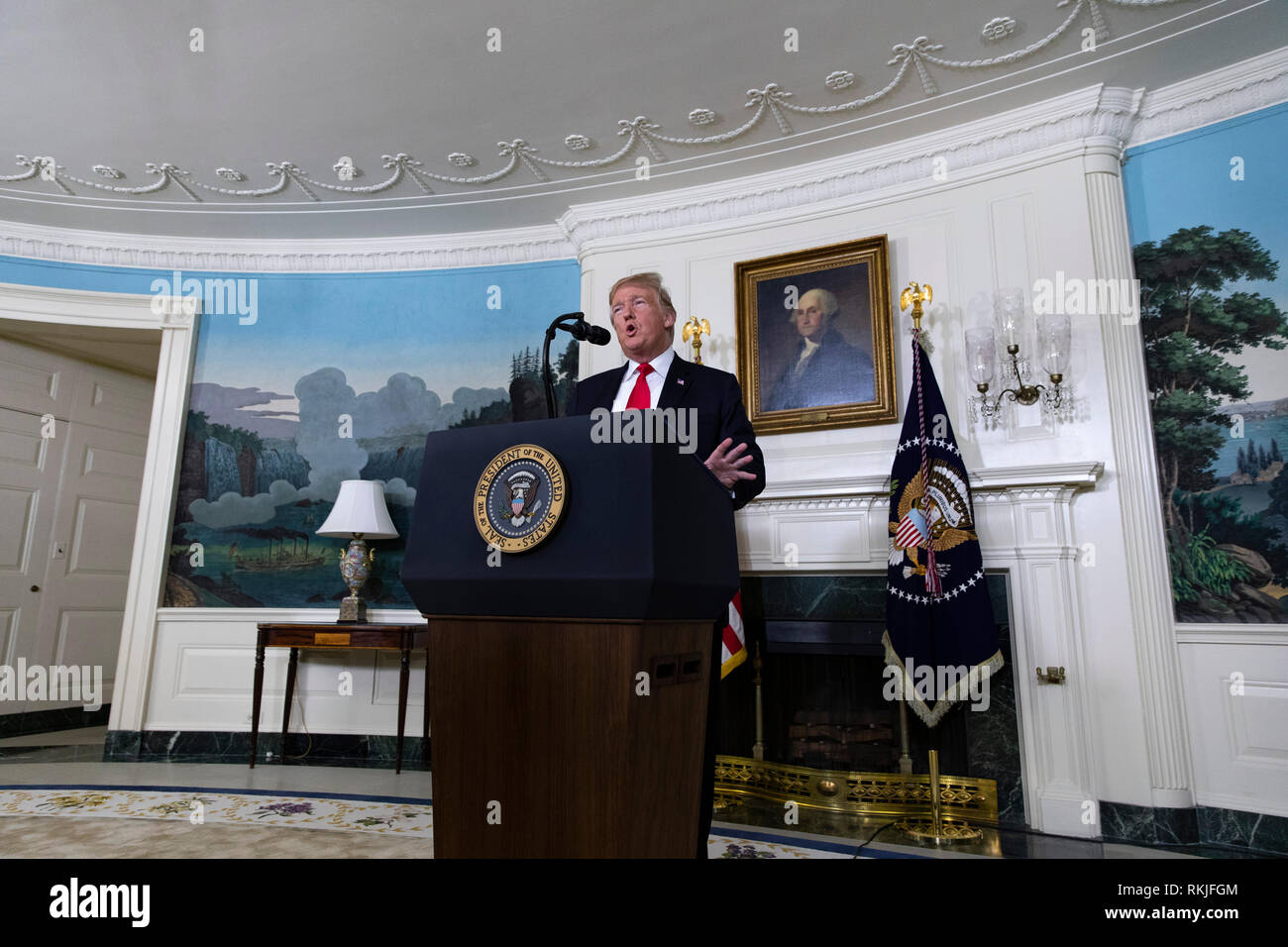 US-Präsident Donald Trump liefert Erläuterungen in der diplomatischen Empfang Zimmer des Weißen Hauses in Washington, D.C., am 19. Januar 2019. Trump sprach über einen neuen Plan der US-Grenze und wieder öffnen, die US-Regierung, die bleibt Herunterfahren zu sichern. Stockfoto
