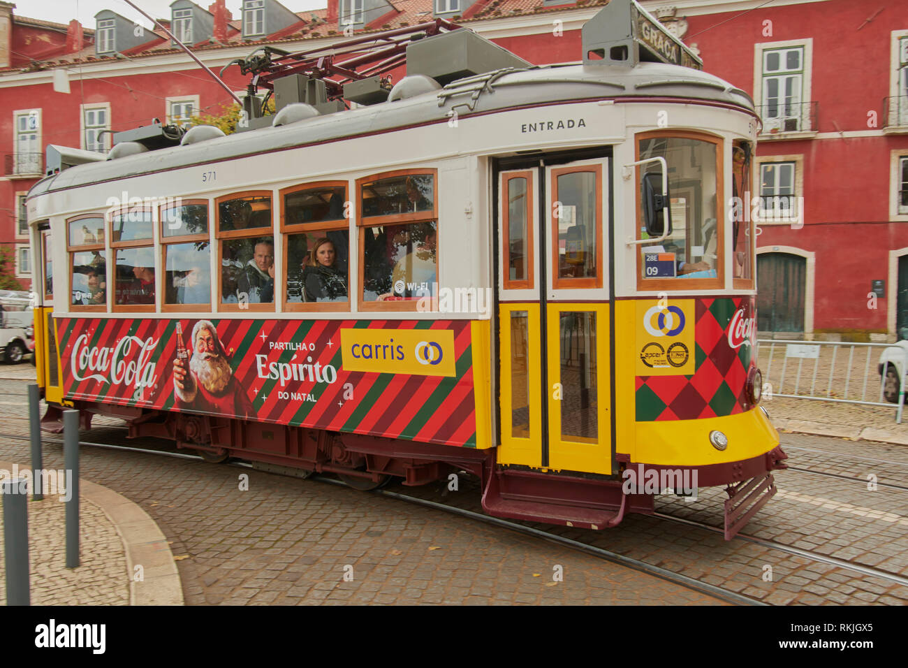 Straßenbahn in der Innenstadt von Lissabon, Portugal. Stockfoto