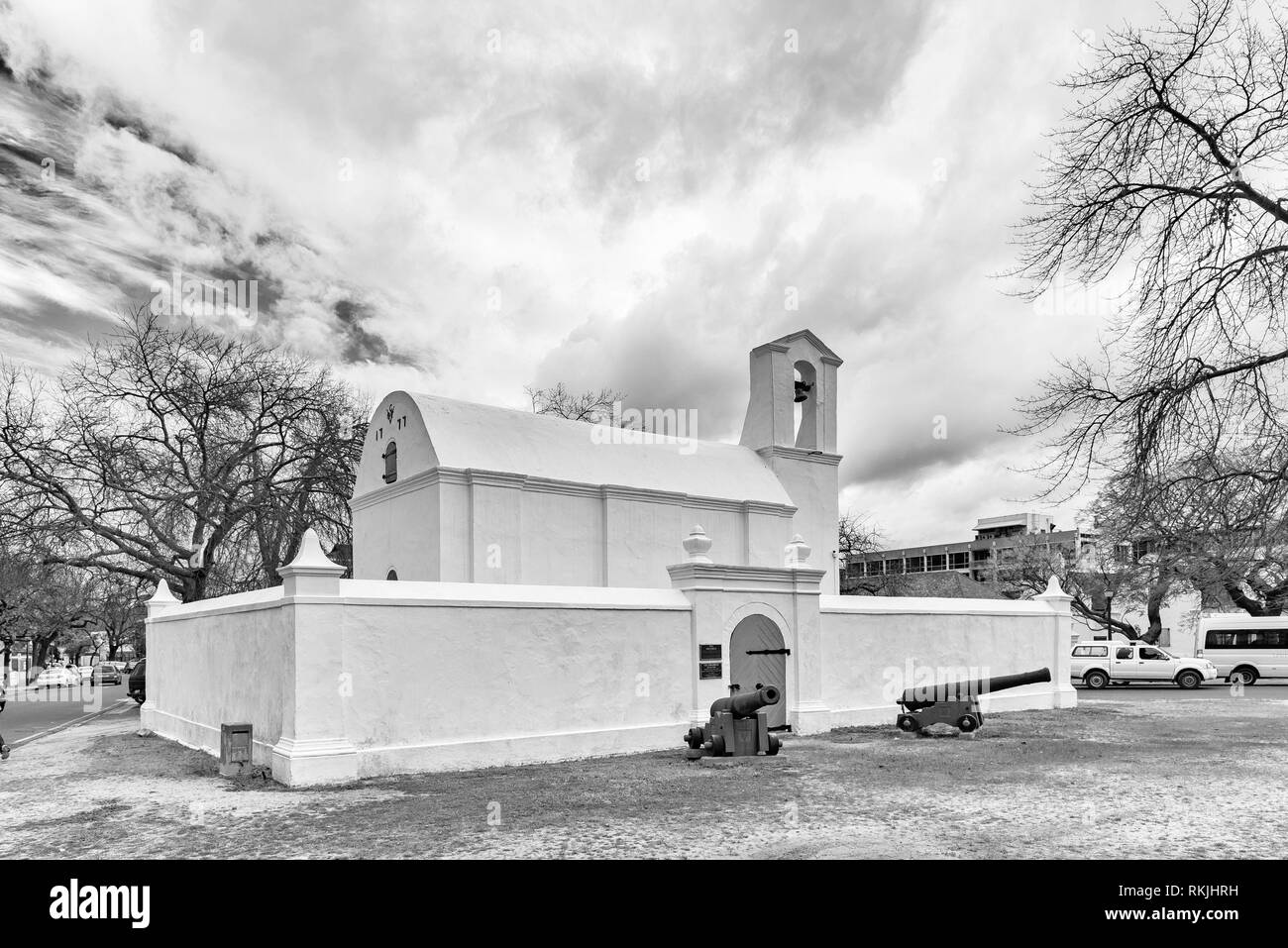 Stellenbosch, Südafrika, 16. August 2018: Die historische Grachtenhaus war Schießpulver Magazin in Stellenbosch in der Western Cape Provinz. Zwei Kanonen sind visi Stockfoto