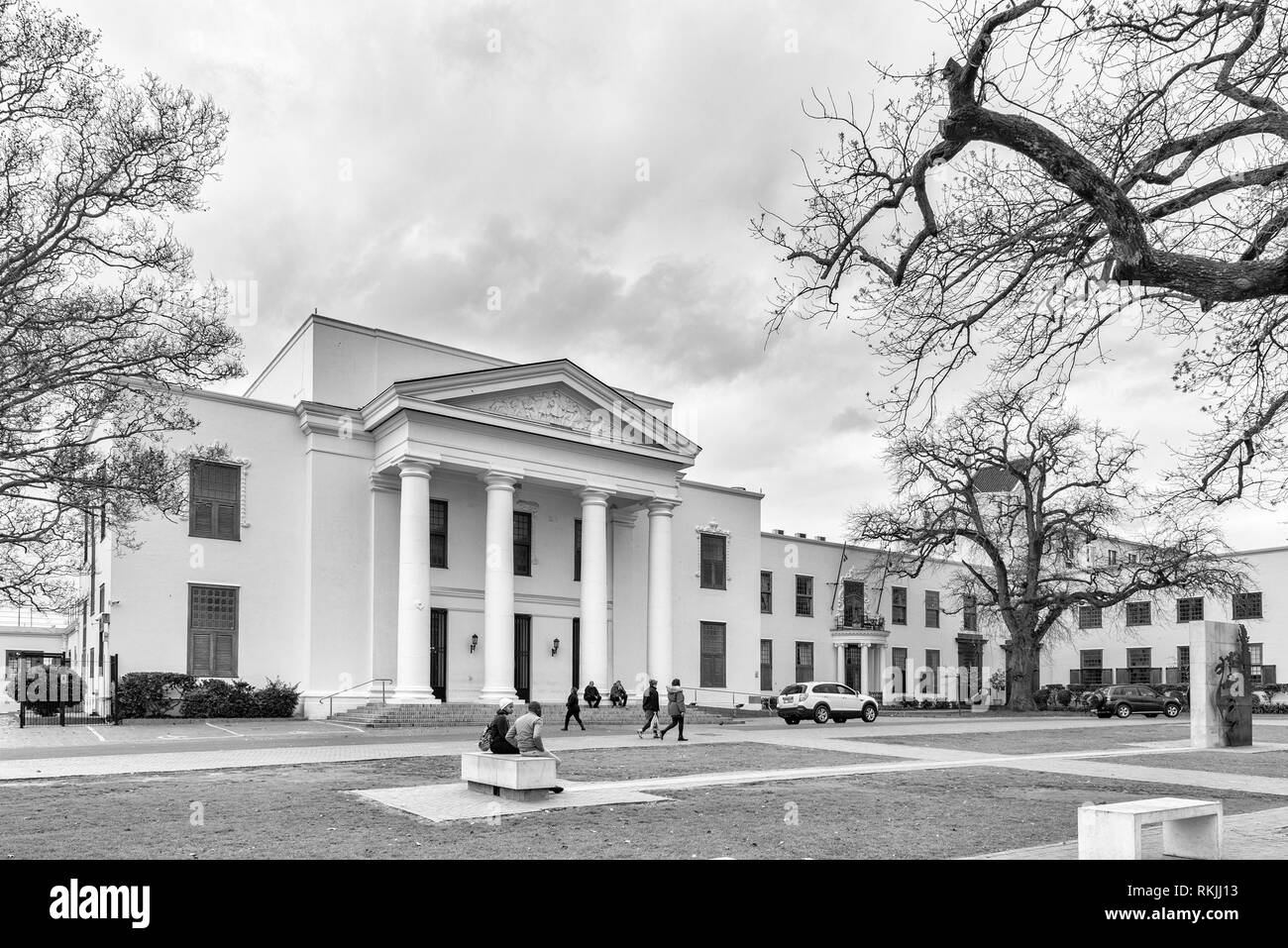 Stellenbosch, Südafrika, 16. August 2018: Das historische Rathaus in Plein Straße in Stellenbosch in der Western Cape Provinz. Personen und Fahrzeuge Stockfoto