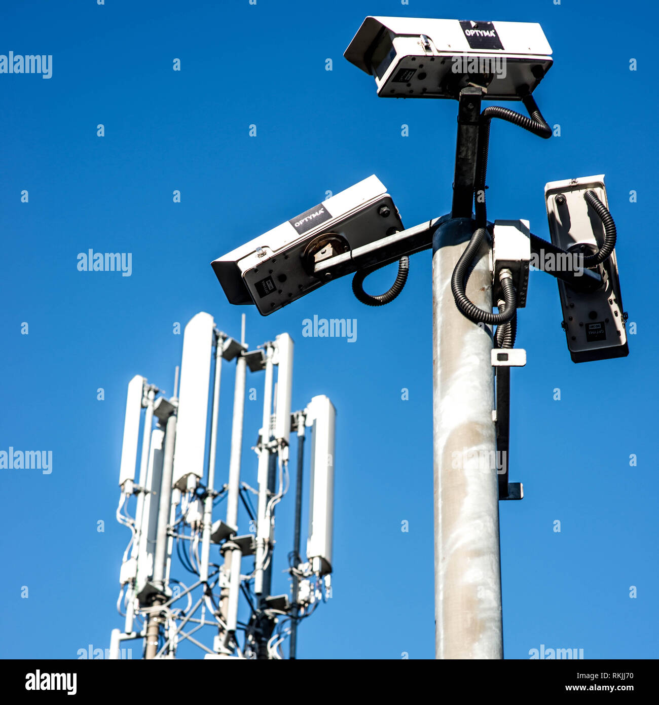 Mobile Phone Mast und CCTV-Kameras vor blauem Himmel Stockfoto