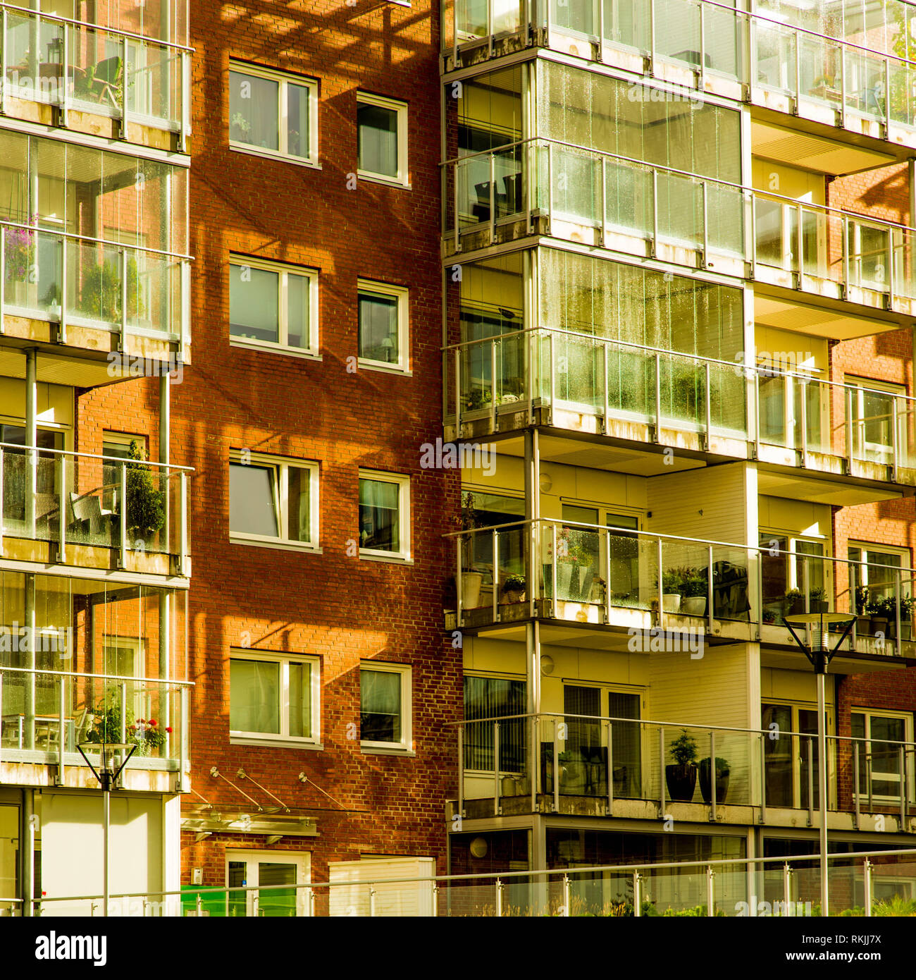 Block der Wohnungen oder Wohnungen mit Balkon in Norwegen Stockfoto