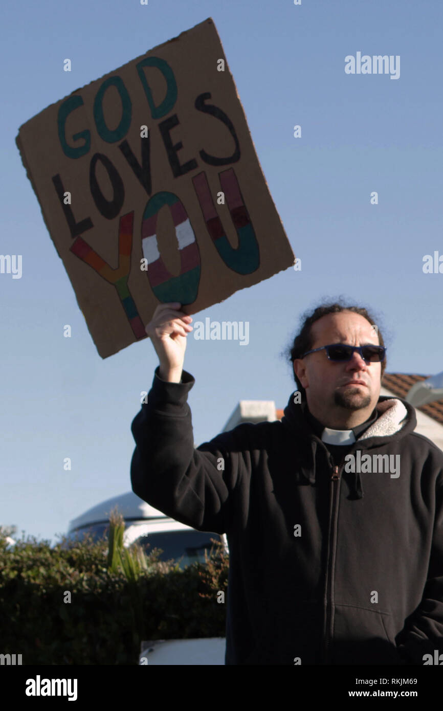 Tausend Eichen, Ventura County, Kalifornien, USA. 11. Februar, 2019. Ein friedlicher Protest der Schule Lehrkräfte, Schüler, Eltern und die Gemeinschaft vor tausend Eichen an der High School am Februar 11, 2019 aus Protest gegen die Westboro Kirche. Marc Mohr von Sylmar kam der High School und in der Gemeinschaft mit einem Plakat die Botschaft der Liebe zu verbreiten, zu unterstützen. (© Jesse Watrous) Credit: Jesse Watrous/Alamy leben Nachrichten Stockfoto