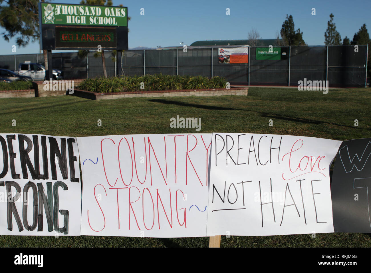 Tausend Eichen, Ventura County, Kalifornien, USA. 11. Februar, 2019. Ein friedlicher Protest der Schule Lehrkräfte, Schüler, Eltern und die Gemeinschaft vor tausend Eichen an der High School am Februar 11, 2019 aus Protest gegen die Westboro Kirche. Poster wurden um die Highschool platziert ihre Unterstützung für die highshool, grenzwertig Opfer zu zeigen, Strafverfolgung, und die Gemeinschaft im allgemeinen. (© Jesse Watrous) Credit: Jesse Watrous/Alamy leben Nachrichten Stockfoto