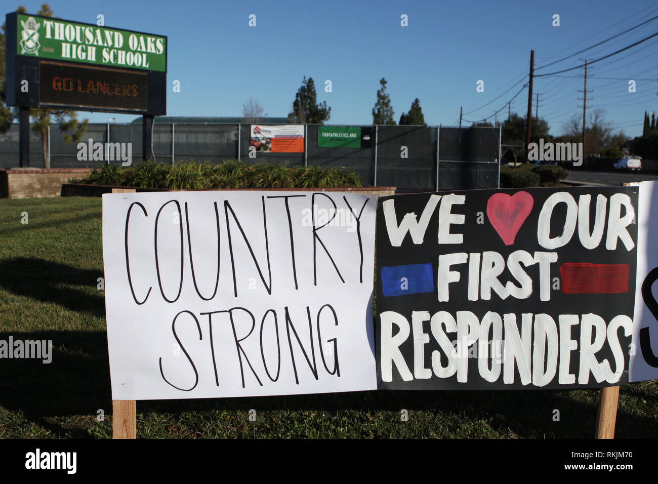 Tausend Eichen, Ventura County, Kalifornien, USA. 11. Februar, 2019. Ein friedlicher Protest der Schule Lehrkräfte, Schüler, Eltern und die Gemeinschaft vor tausend Eichen an der High School am Februar 11, 2019 aus Protest gegen die Westboro Kirche. Poster wurden um die Highschool platziert ihre Unterstützung für die highshool, grenzwertig Opfer zu zeigen, Strafverfolgung, und die Gemeinschaft im allgemeinen. (© Jesse Watrous) Credit: Jesse Watrous/Alamy leben Nachrichten Stockfoto