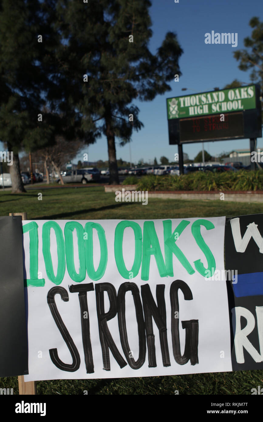 Tausend Eichen, Ventura County, Kalifornien, USA. 11. Februar, 2019. Ein friedlicher Protest der Schule Lehrkräfte, Schüler, Eltern und die Gemeinschaft vor tausend Eichen an der High School am Februar 11, 2019 aus Protest gegen die Westboro Kirche. Poster wurden um die Highschool platziert ihre Unterstützung für die highshool, grenzwertig Opfer zu zeigen, Strafverfolgung, und die Gemeinschaft im allgemeinen. (© Jesse Watrous) Credit: Jesse Watrous/Alamy leben Nachrichten Stockfoto