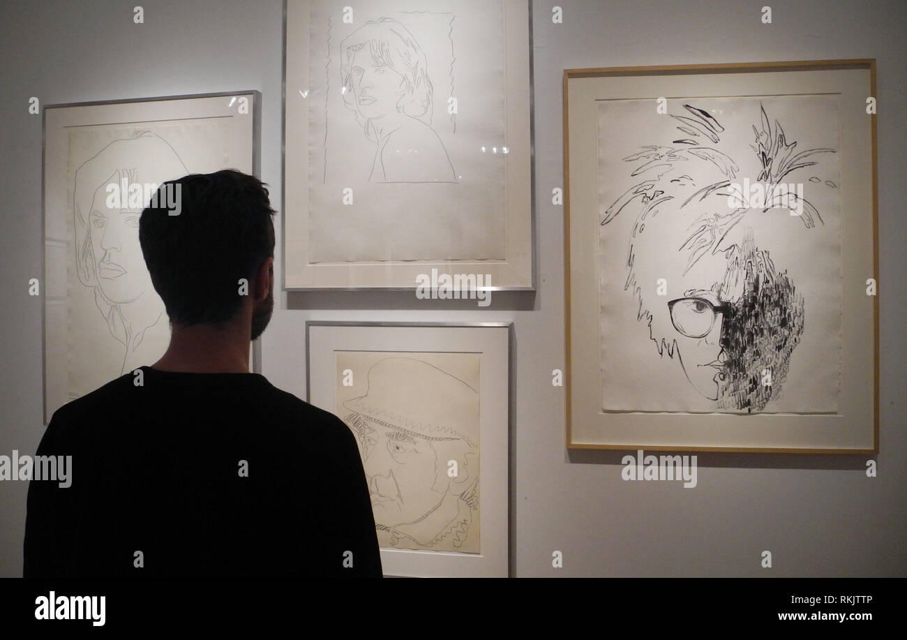 New York, USA. 24 Jan, 2019. Ein Besucher steht vor Zeichnungen von Pop-Art Künstler Andy Warhol in der Ausstellung 'von Hand' an der New Yorker Akademie der kunst auf Anzeige sind zwei Porträts von Mick Jagger, ein Selbstbildnis und Porträt von Man Ray (UZS). (Dpa' anstelle von Siebdruck: Andy Warhols Zeichnungen in New York') Credit: Johannes Schmitt-Tegge/dpa - ACHTUNG: Für die redaktionelle Nutzung nur in Verbindung mit der Berichterstattung über die Ausstellung/dpa/Alamy leben Nachrichten Stockfoto