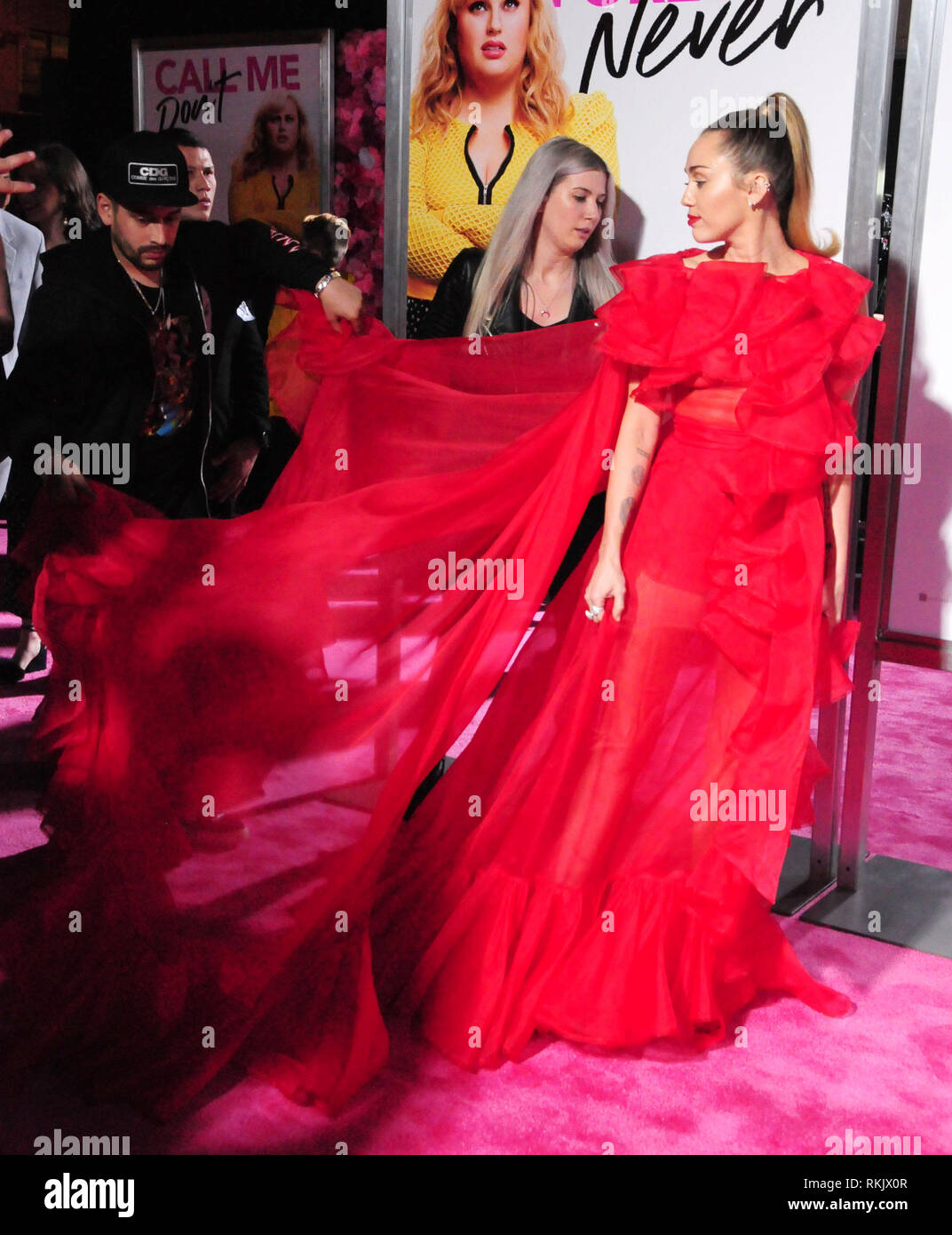 Los Angeles, USA. 11 Feb, 2019. LOS ANGELES, Ca - 11. Februar: Sängerin Miley Cyrus sorgt sich Warner Bros. Pictures'' Ist es nicht romantisch' Premiere am 11. Februar 2019 an das Theater im Ace Hotel in Los Angeles, Kalifornien. Foto von Barry King/Alamy leben Nachrichten Stockfoto