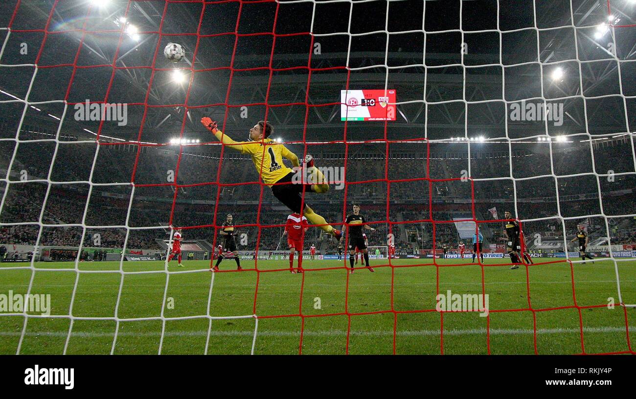 Düsseldorf, Deutschland. 10 Feb, 2019. firo: 10.02.2019, Fußball, 1.Bundesliga, Saison 2018/2019, Fortuna Düsseldorf - VfB Stuttgart, remote, hintertor, Ziel 2: 0, Ron-Robert ZIELER, VfB Stuttgart, Oliver Fink, Fortuna Düsseldorf, Einleger, Funktion, Allgemein | Verwendung der weltweiten Kredit: dpa/Alamy leben Nachrichten Stockfoto