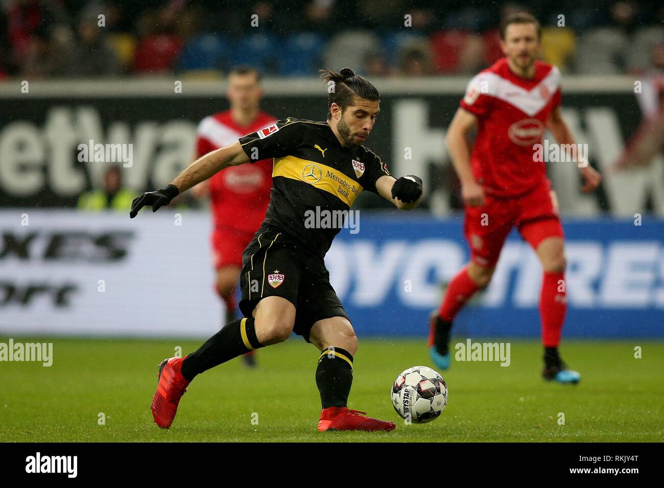 Düsseldorf, Deutschland. 10 Feb, 2019. firo: 10.02.2019, Fußball, 1.Bundesliga, Saison 2018/2019, Fortuna Düsseldorf - VfB Stuttgart, Single Action, Emiliano INSUA, VfB Stuttgart, ganze Zahl, | Nutzung der weltweiten Kredit: dpa/Alamy leben Nachrichten Stockfoto