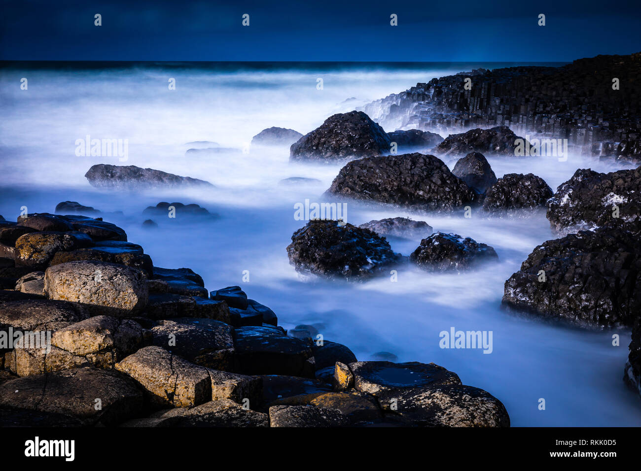 Giant's Causeway, Nordirland. 11. Februar 2019. Saisonale Wetter dargestellt am Giant's Causeway, Nordirland als gemischte Wettervorhersage ist für diese Woche erwartet. Der Giant's Causeway ist ein Gebiet von ca. 40.000 Verriegelung Basaltsäulen, die Ergebnis einer alten vulkanischen Spalte Eruption. Es ist in der Grafschaft Antrim an der Nordküste von Nordirland, etwa drei Kilometer nordöstlich der Stadt Bushmills. Credit: Oliver Dixon/Alamy leben Nachrichten Stockfoto