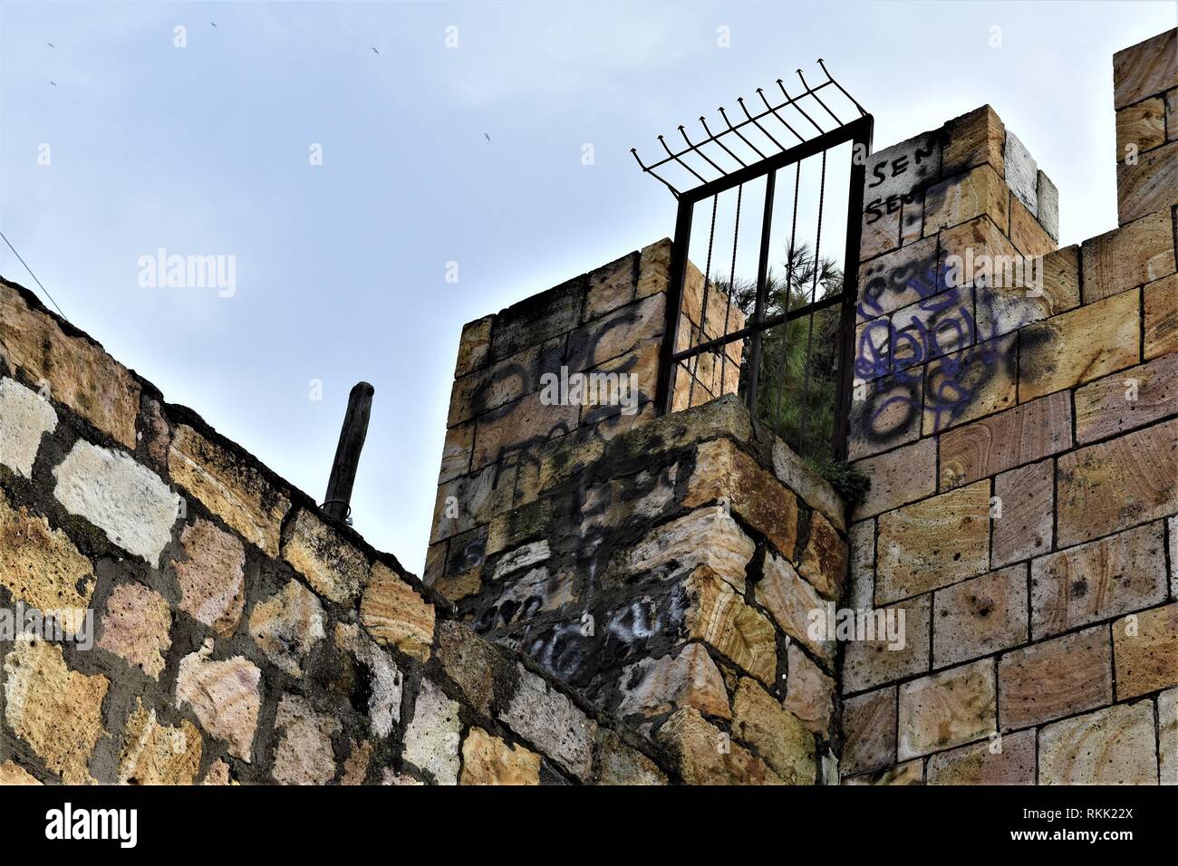 Izmir, Türkei. 28 Jan, 2019. Graffiti an den Wänden der Genoese-Ottoman fünf Tore Schloss in der Altstadt angezeigt. Credit: Altan Gochre | Verwendung weltweit/dpa/Alamy leben Nachrichten Stockfoto