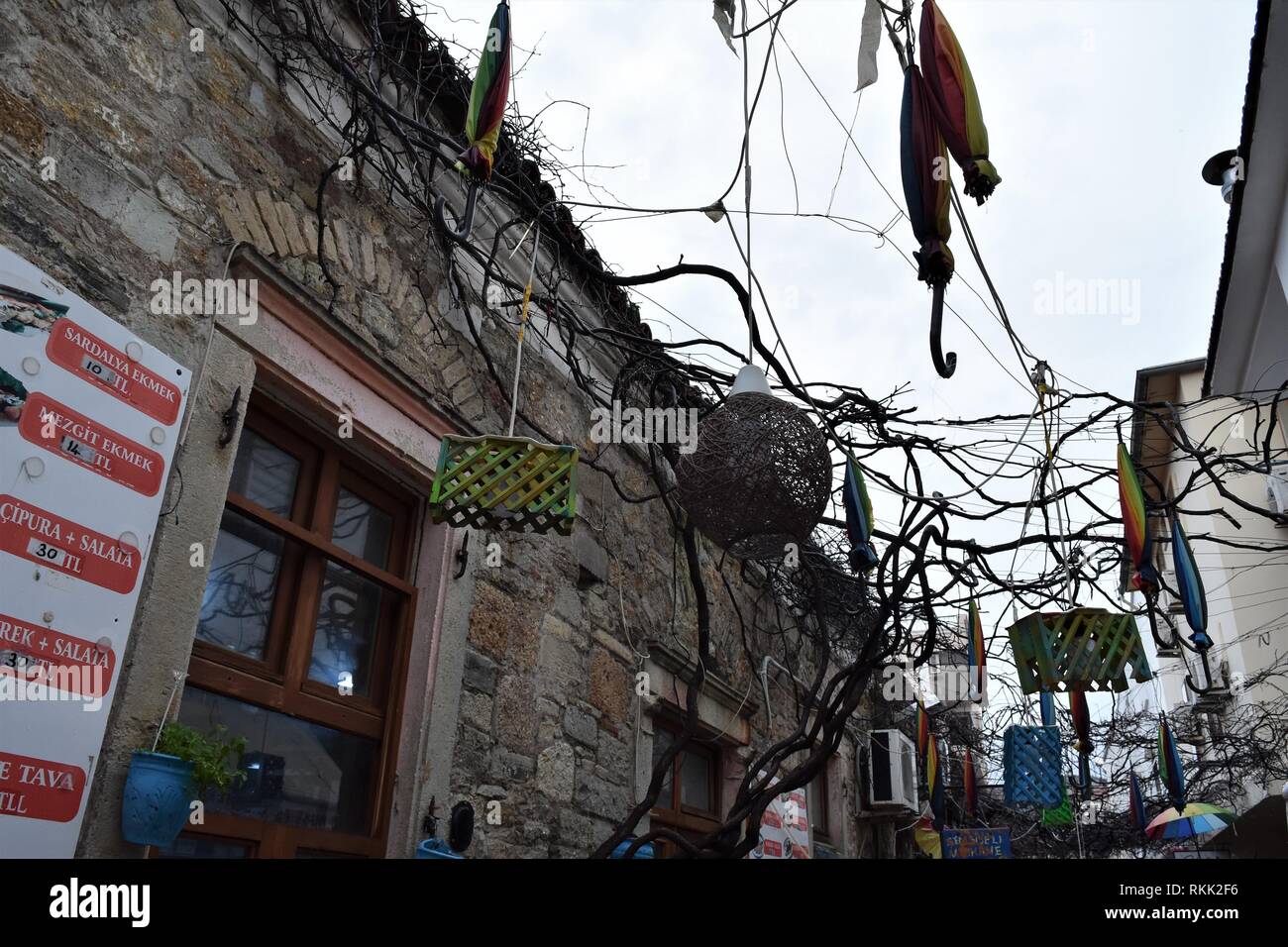 Izmir, Türkei. 26 Jan, 2019. Rainbow Schirme sind auf Ästen vor einem Restaurant in der Altstadt gehängt. Credit: Altan Gochre | Verwendung weltweit/dpa/Alamy leben Nachrichten Stockfoto