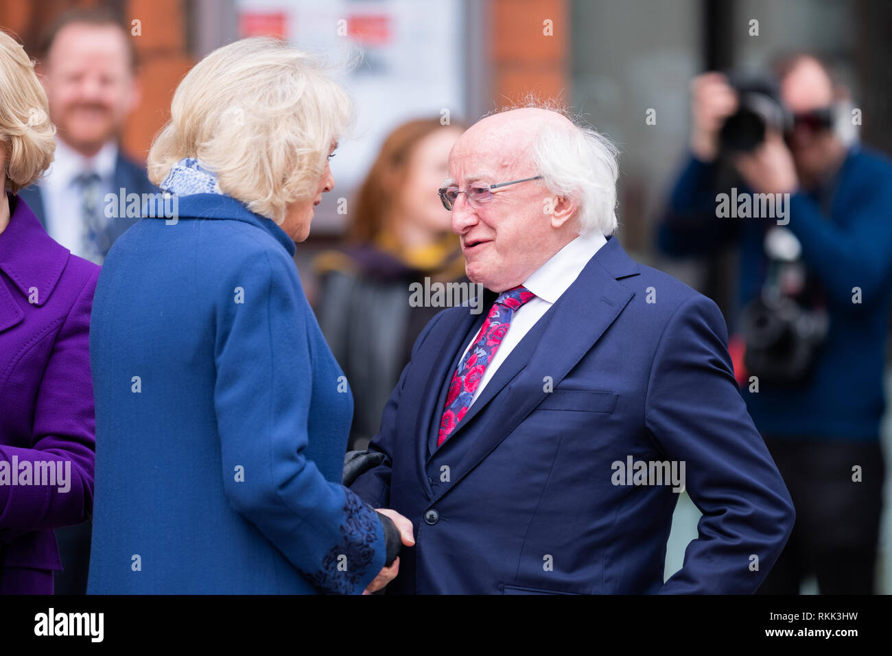 Liverpool, Großbritannien. 12 Feb 2019: Der Prinz von Wales und die Herzogin von Cornwall ankommen für eine Aufnahme an der Victoria Galerie an der Universität Liverpool bei ihrem Besuch in Liverpool am Dienstag, 12. Februar 2019. Zusammen mit dem Präsident von Irland Michael Higgins und Frau Higgins, war der Besuch Seiner Königlichen Hoheit und Präsident Higgins der gemeinsamen Schirmherrschaft der Liverpool Institut für Irische Studien zu feiern. Quelle: Christopher Middleton/Alamy leben Nachrichten Stockfoto