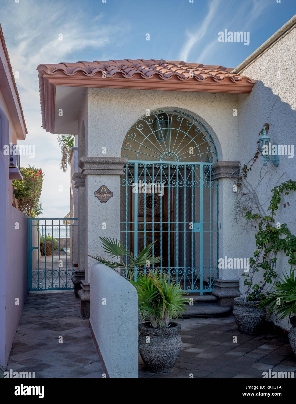 Schönen schmiedeeisernen Eingang home zu Adobe, San Carlos, Sonora Mexiko Stockfoto