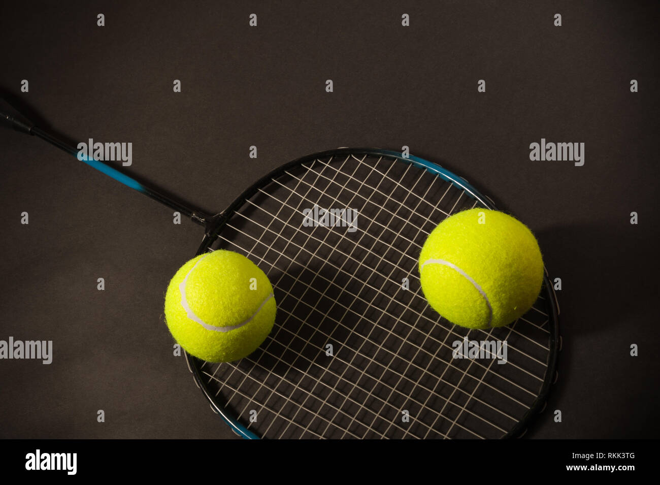Tennis Ball und Schläger auf dunklem Hintergrund Stockfoto