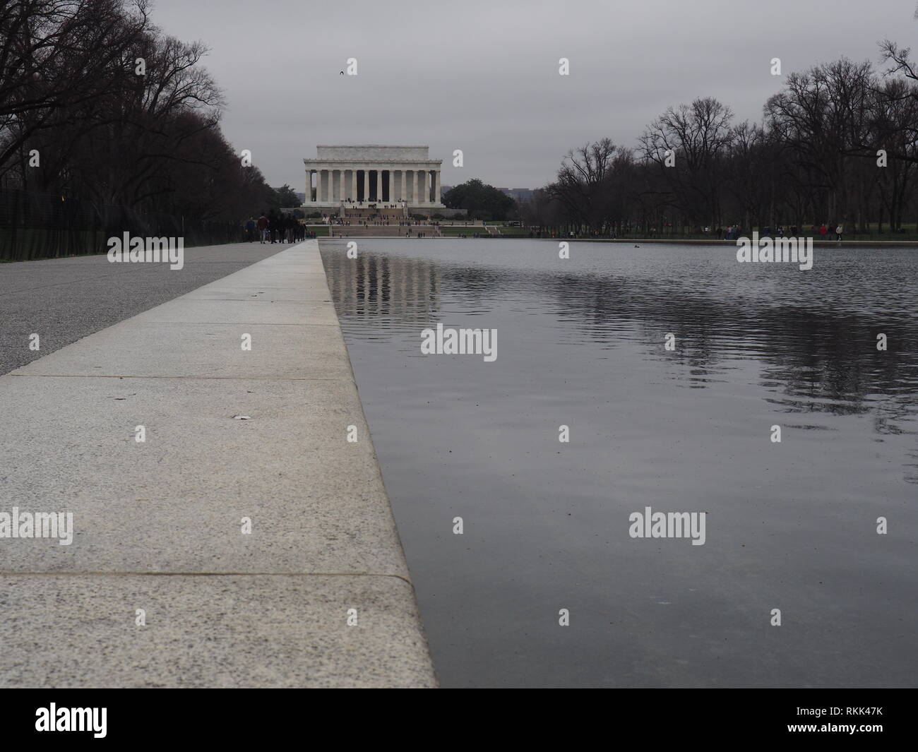 Einen reflektierenden Pool und die lange Promenade von Ulmen am Lincoln Memorial in Washington DC, USA Stockfoto