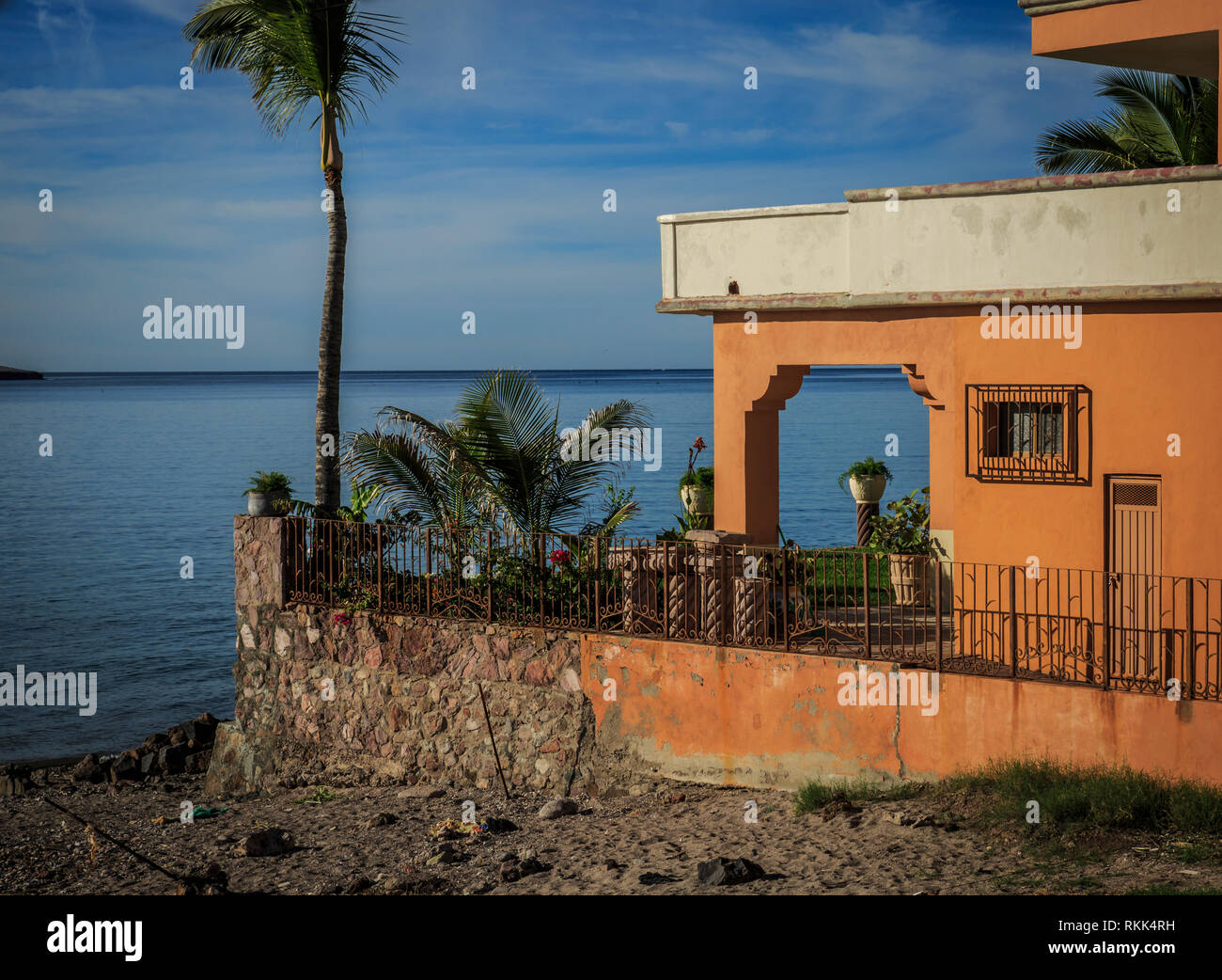 Helles orange Stuck Haus mit Blick auf die Bahia Halbinsel, Nordwest Küste von Mexiko. Stockfoto