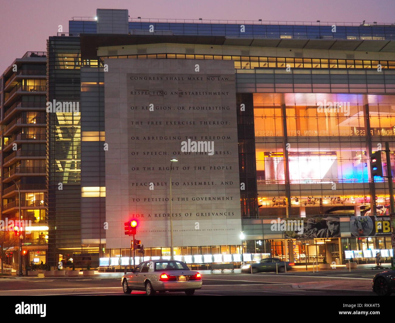 "Erste Änderung' auf Newseum Fassade auf der Constitution Avenue, Nacht, Washington, DC, USA Stockfoto