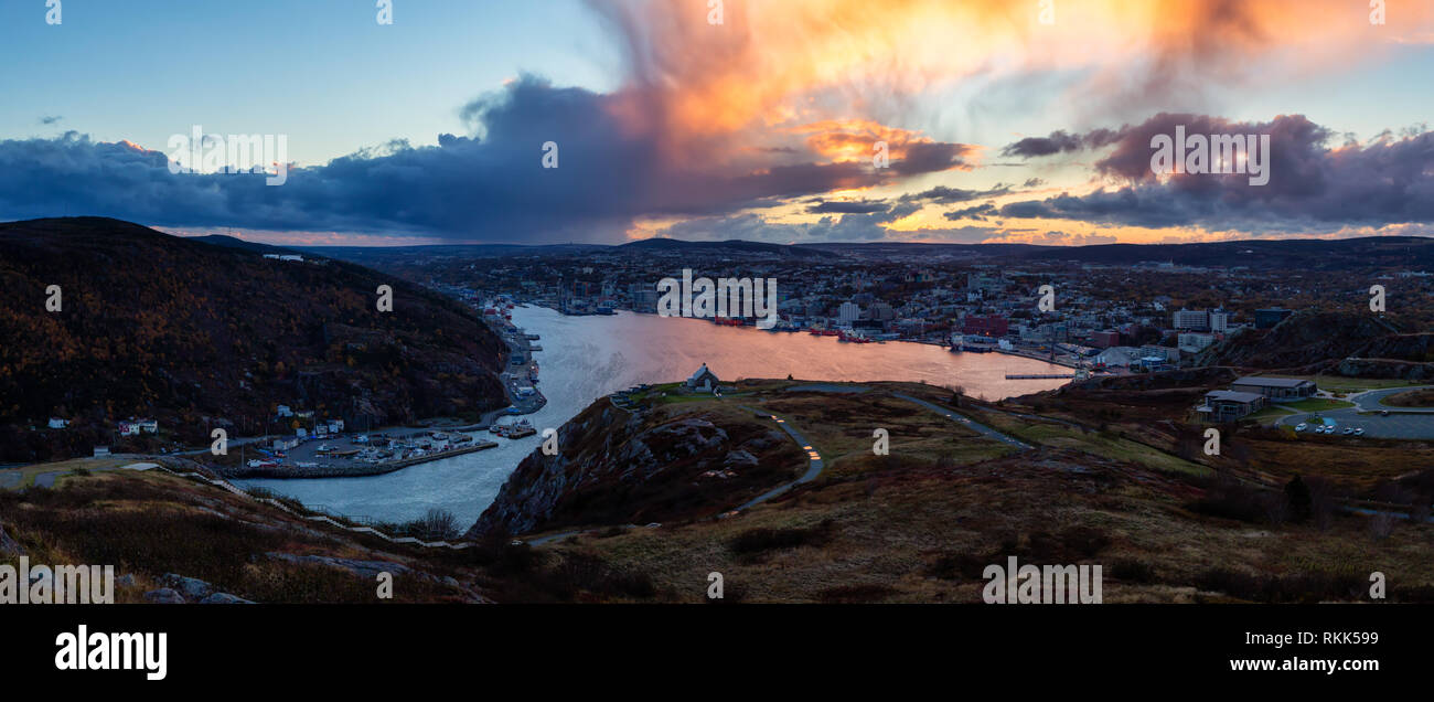 Antenne Panoramablick auf ein modernes Stadtbild auf dem Atlantik Küste in einer dramatischen Sonnenuntergang. In St. John's, Neufundland und Labrador, Cana genommen Stockfoto