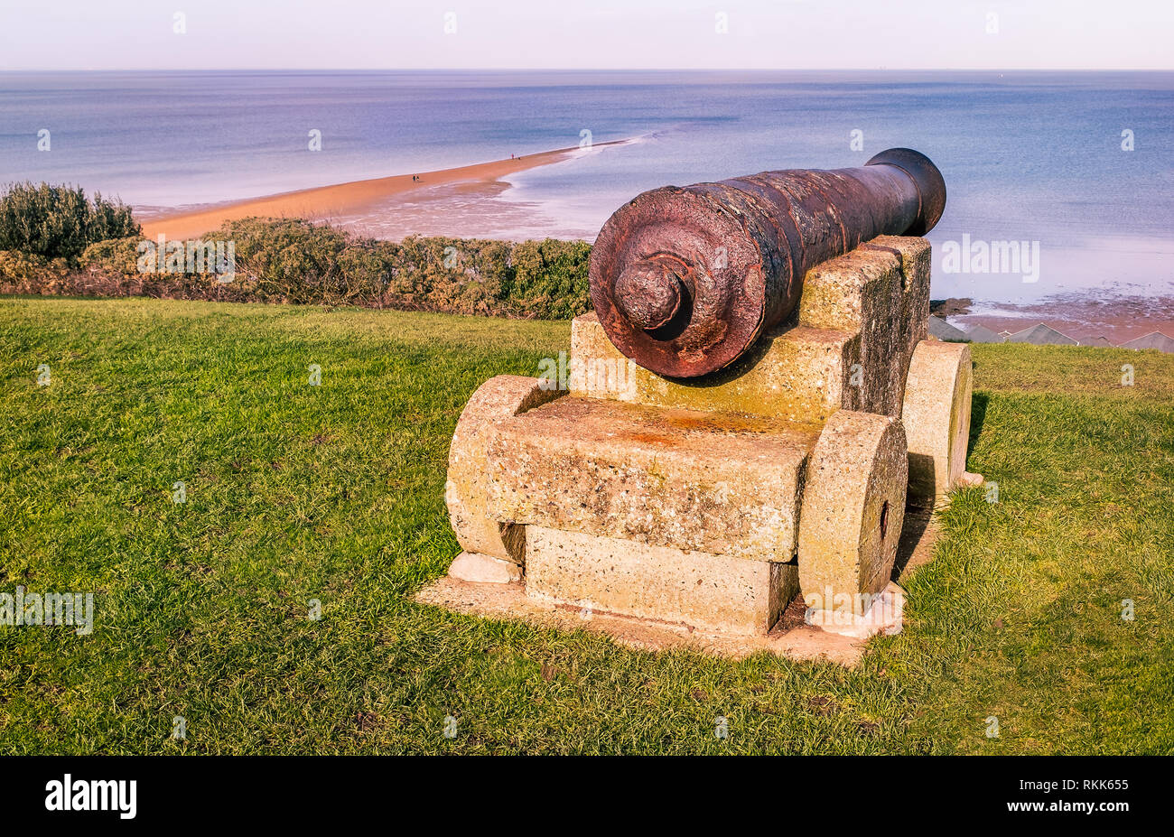 Eine alte Canon weist darauf hin zum Meer auf Tankerton slopes, Whitstable, die über den Sand bank Lokal namens "der Straße", die auf das Meer erstreckt sich auf Stockfoto