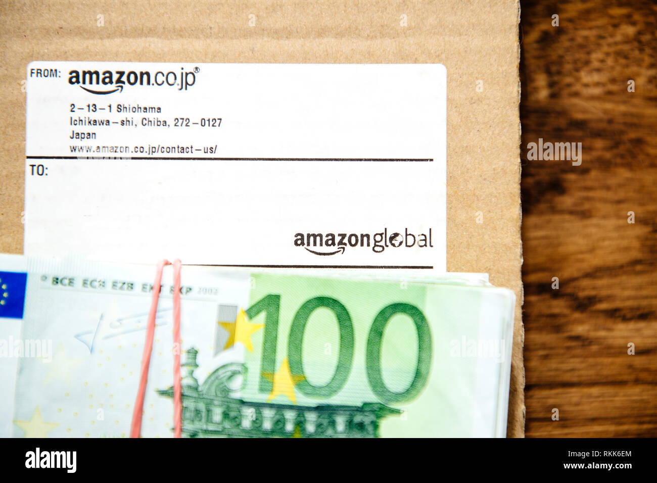 Paris, Frankreich, 15.November 2018: Stapel von Hunderten von Euro  Banknoten Währungen in der Nähe von Amazon Prime Japan Paket Verpackung -  Ansicht von oben Amazon Globales Logo Stockfotografie - Alamy